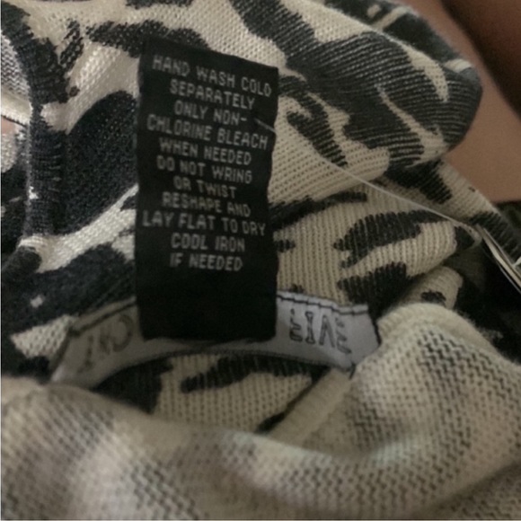 Two Twenty Five Sweaters dress Black & White
Graphic Sweater Size XL - Picture 10 of 10